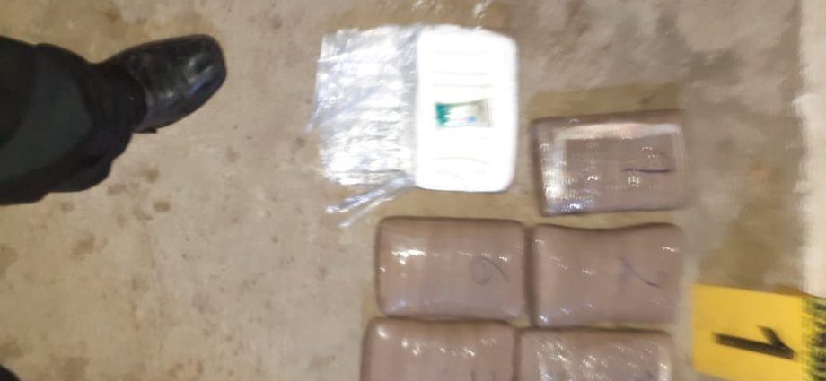 Localizan 8 paquetes de presunta cocaína en vehículo abandonado en Izabal