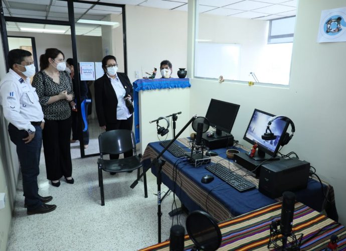 Mineduc instala set para producir programas de «Aprendo en Casa»