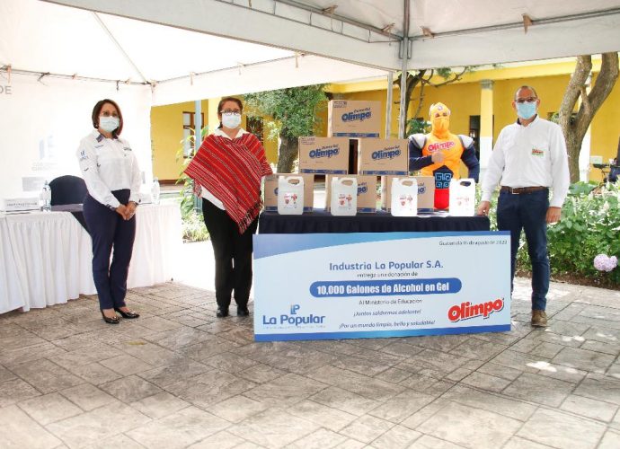 Mineduc recibe donación de 10 mil galones de alcohol en gel
