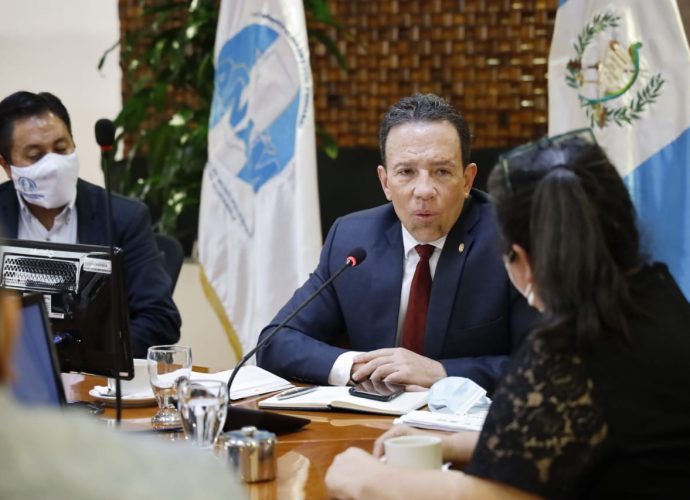 Ministro de Finanzas	Públicas se reúne con	alcaldes del departamento	de Petén