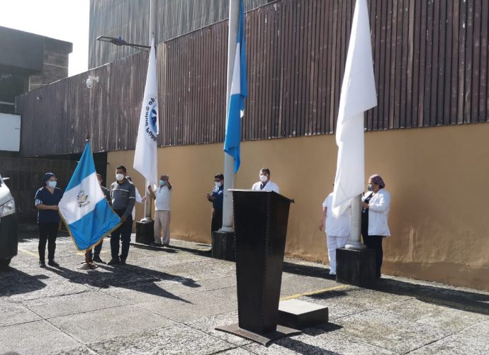 Hospital General San Juan de Dios rinde homenaje a personal de salud en ceremonia cívica por Fiestas Patrias