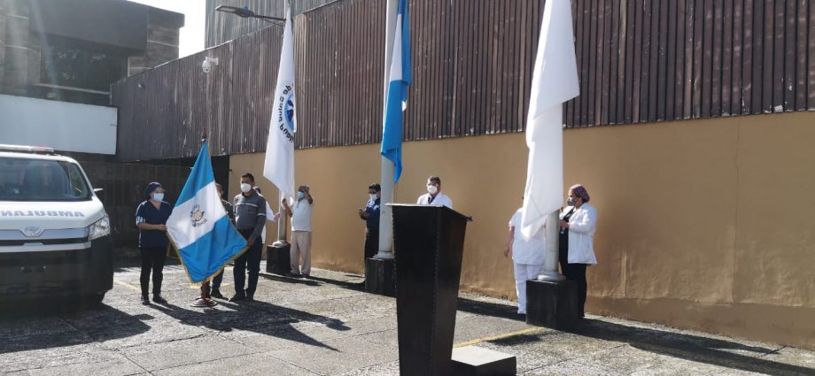 Hospital General San Juan de Dios rinde homenaje a personal de salud en ceremonia cívica por Fiestas Patrias
