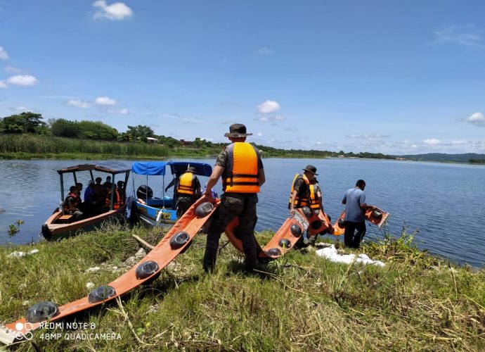 Ejército de Guatemala contribuye con la instalación de biobardas en el Lago Petén Itzá