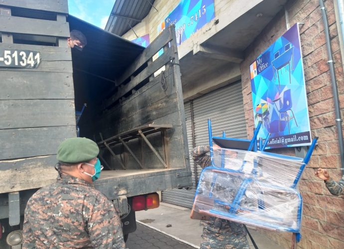 Ejército de Guatemala apoya entrega de escritorios en Huehuetenango y Suchitepéquez