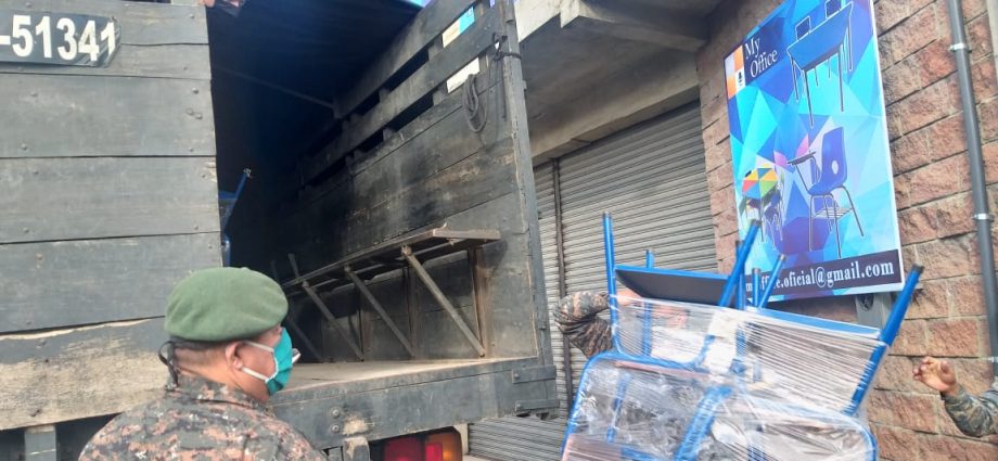 Ejército de Guatemala apoya entrega de escritorios en Huehuetenango y Suchitepéquez