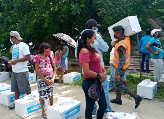 Ejército apoya entrega de víveres a familias de Zacapa