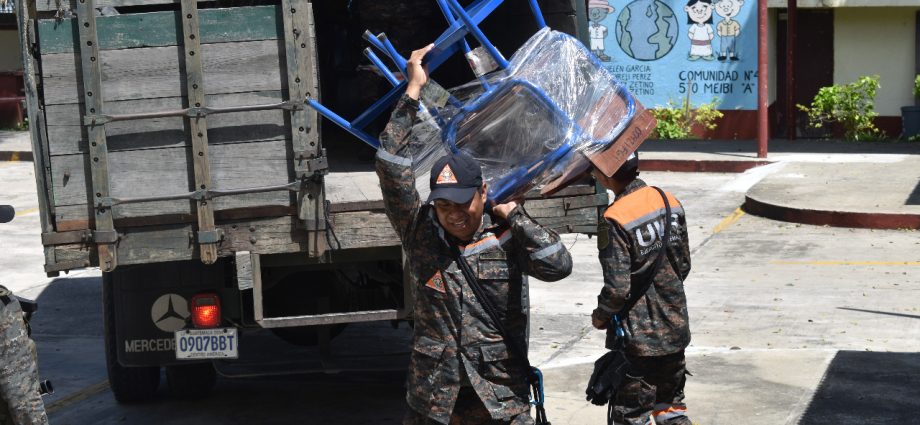 Ejército apoya entrega de escritorios en Huehuetenango y Petén