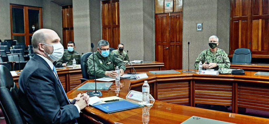 Ministro de la Defensa Nacional recibe visita del Comandante del Comando Sur de los Estados Unidos de América
