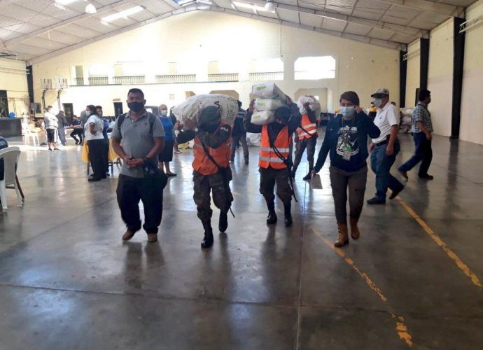 Ejército de Guatemala apoya entrega  de víveres  en el municipio de San Raymundo, Guatemala