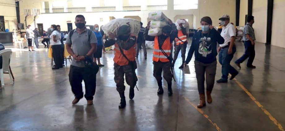 Ejército de Guatemala apoya entrega  de víveres  en el municipio de San Raymundo, Guatemala