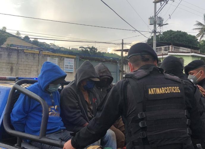 Capturan a presuntos distribuidores de droga en Villa Nueva