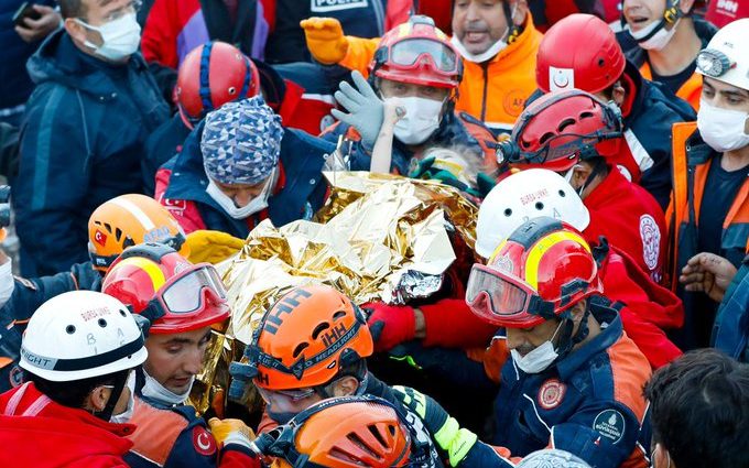 Rescatan a niña que permaneció 90 horas bajo un edificio colapsado en Turquía