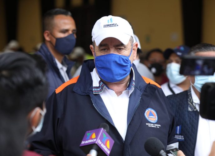 Presidente Giammattei ordena entrega de alimentos a familias de Petén