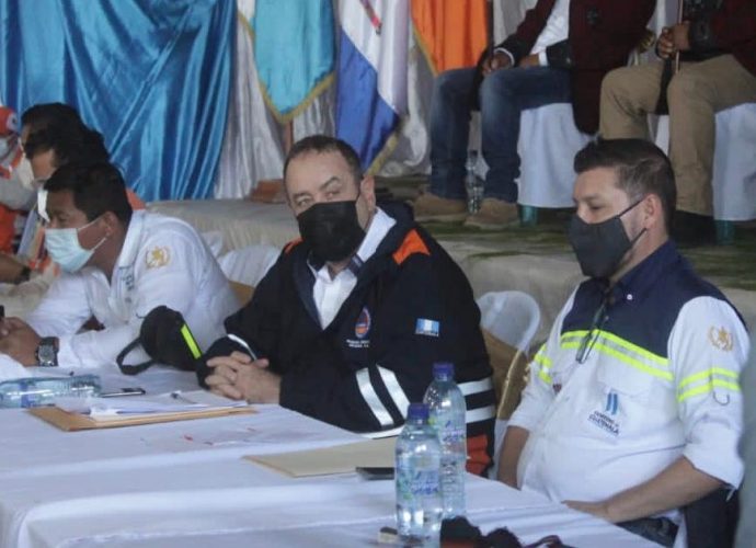 Presidente Giamattei acude a Quiché, con otras autoridades, para atender a damnificados por Eta