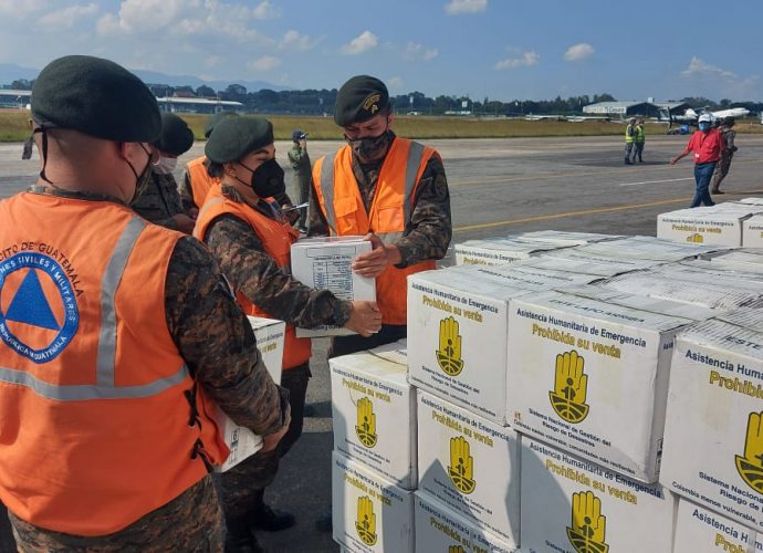 Ejército apoya descarga de víveres donados por el Gobierno de Colombia