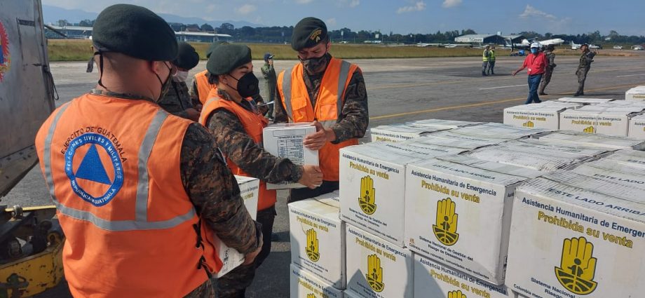 Ejército apoya descarga de víveres donados por el Gobierno de Colombia