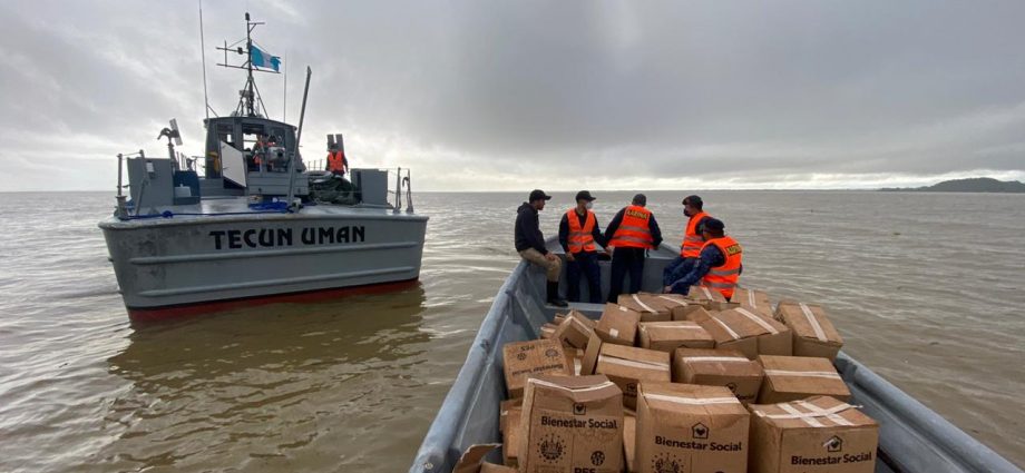 Ejército transporta y entrega víveres a familias damnificadas por lluvias