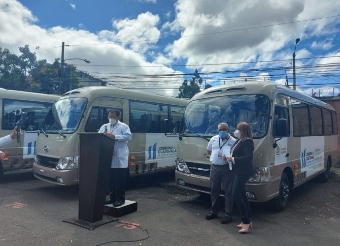 Hospital General San Juan de Dios adquiere cuatro microbuses para fortalecimiento hospitalario
