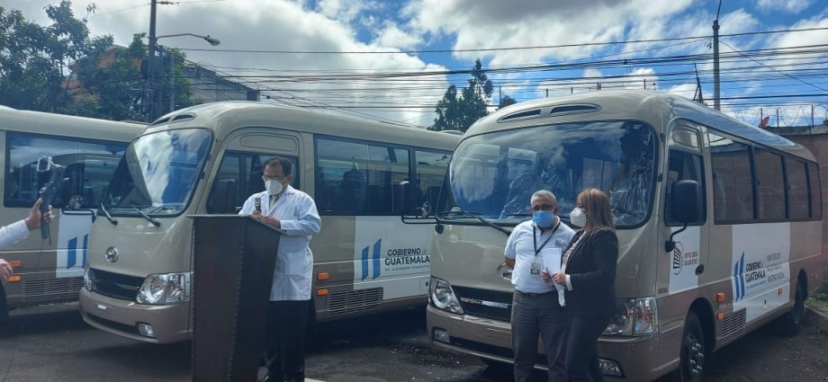 Hospital General San Juan de Dios adquiere cuatro microbuses para fortalecimiento hospitalario