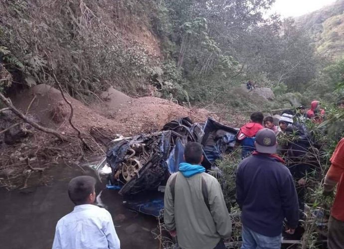 Vehículo cae al barranco y fallecen diez de sus tripulantes