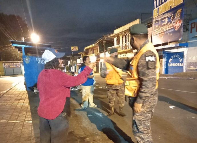 Soldados proporcionan alimentos a personas en situación de calle