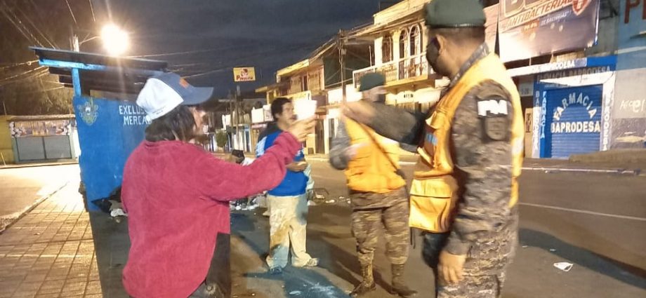 Soldados proporcionan alimentos a personas en situación de calle