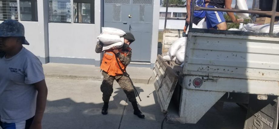 Ejército apoya entrega de víveres en Huehuetenango
