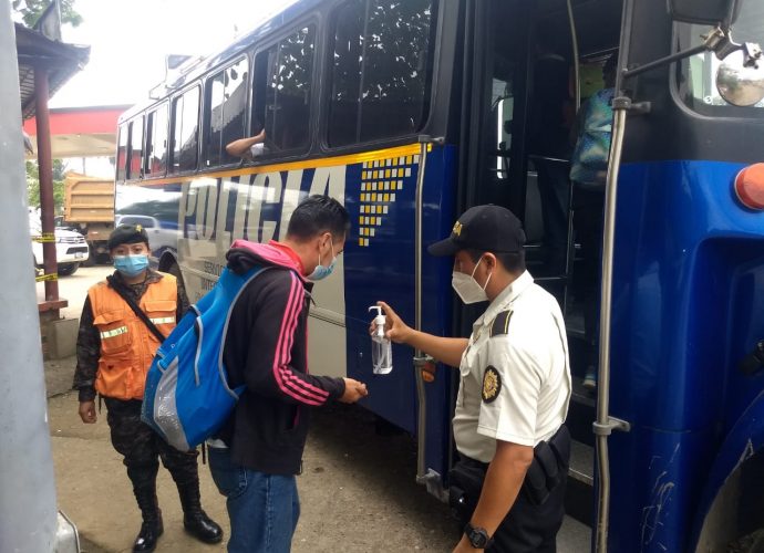 Trasladan a Migración a 70 personas de nacionalidad hondureña