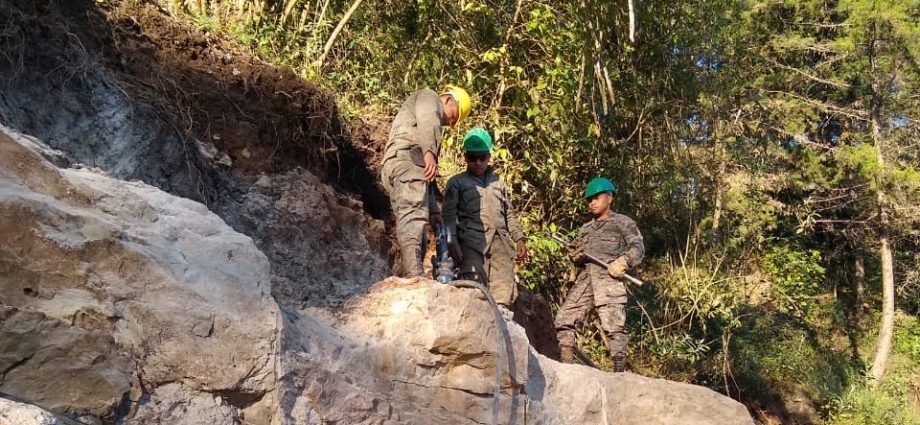 Cuerpo de Ingenieros del Ejército de Guatemala apoya los trabajos de  ampliación de ruta en Huehuetenango