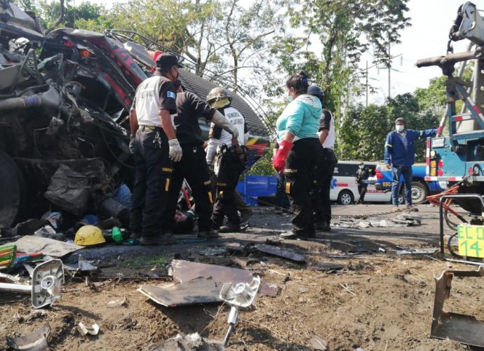 Cuatro personas fallecidas y más de 15 heridas tras colisión de bus y tráiler