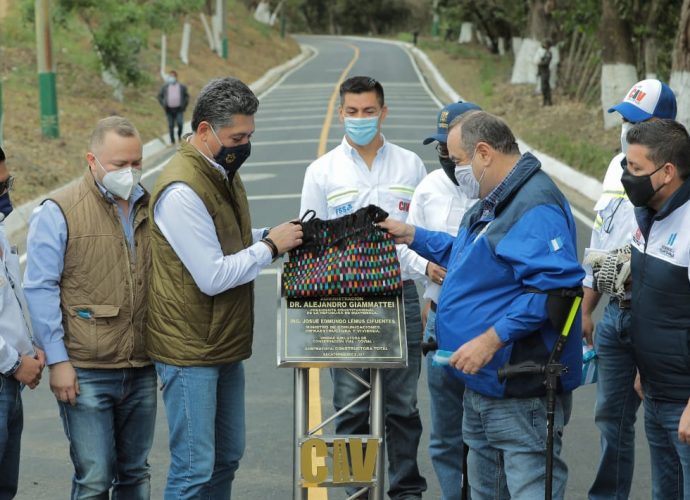 Gobierno y CIV inauguraron tres tramos carreteros a beneficio de la población guatemalteca