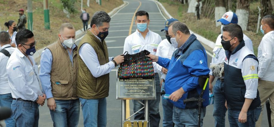 Gobierno y CIV inauguraron tres tramos carreteros a beneficio de la población guatemalteca