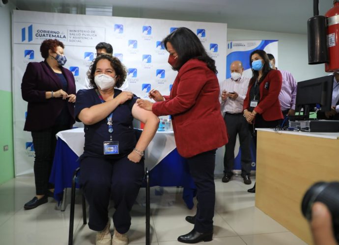 Vacunas contra COVID-19 beneficiarán a 2 mil 500 trabajadores de Salud