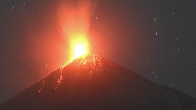 Volcán de Fuego presenta erupción efusiva
