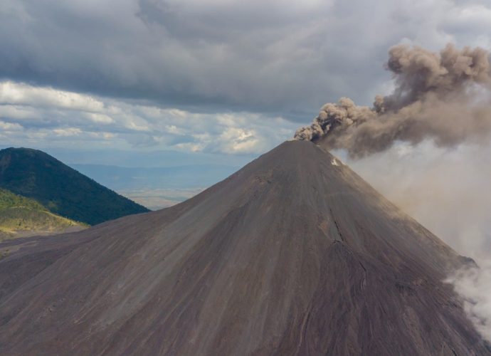 Continúa actividad del volcán de Pacaya con explosiones moderadas