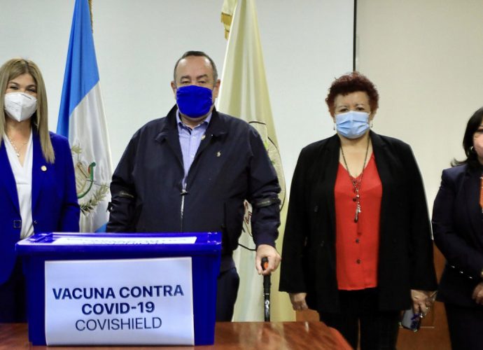 Presidente Alejandro Giammattei entregó cinco mil dosis de la vacuna Covishield al IGSS