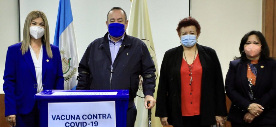 Presidente Alejandro Giammattei entregó cinco mil dosis de la vacuna Covishield al IGSS