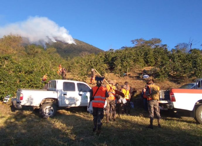 Autoridades continúan combate al incendio forestal del volcán Atitlán