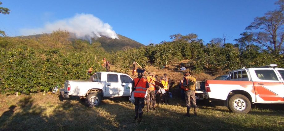 Autoridades continúan combate al incendio forestal del volcán Atitlán