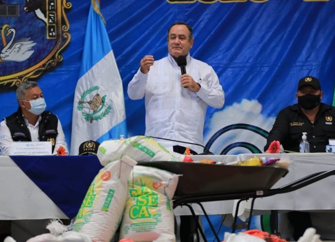 Familias de Chimaltenango son beneficiadas con apoyo alimentario