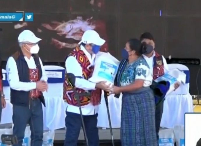 Presidente Alejandro  Giammattei, junto al MAGA, entrega semillas biofortificadas en Almolonga, Quetzaltenango