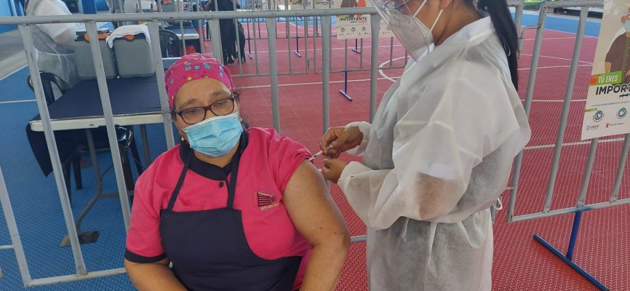 Inmunización de médicos del Hospital General San Juan de Dios avanza en un 80%