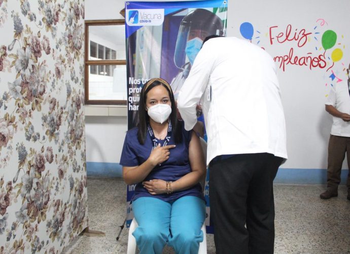 Hospital Temporal en Petén inicia inmunización del personal médico