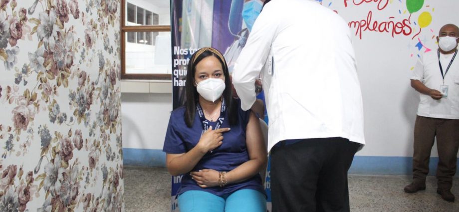 Hospital Temporal en Petén inicia inmunización del personal médico
