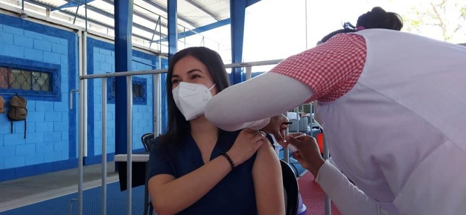 Hospital General San Juan de Dios continúa inmunizando contra COVID-19 a estudiantes de medicina