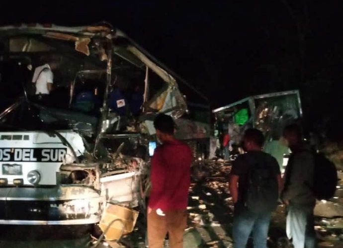Tráiler y bus tipo pulman colisionan en Poptún, Petén