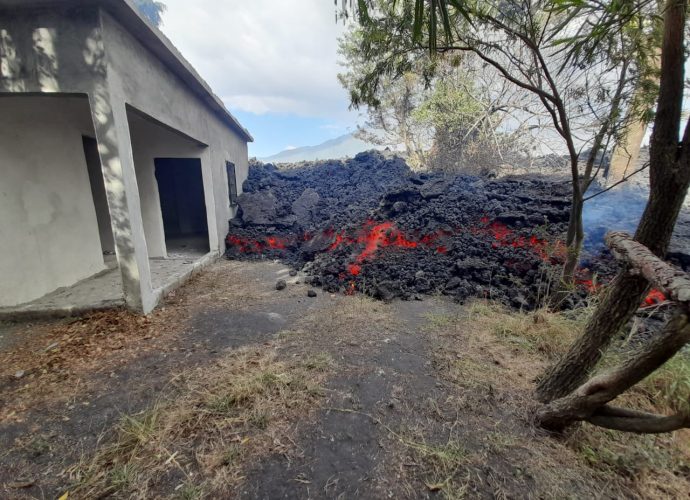 CONRED e INSIVUMEH mantienen monitoreo al flujo de lava del volcán Pacaya en aldea el Patrocinio, San Vicente Pacaya
