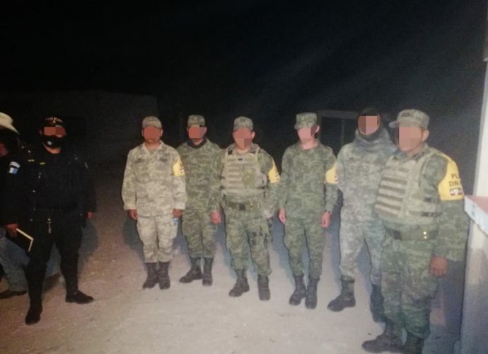 Comunitarios de San Marcos entregaron a los seis soldados mexicanos presuntos responsables de la muerte de un guatemalteco en Chiapas