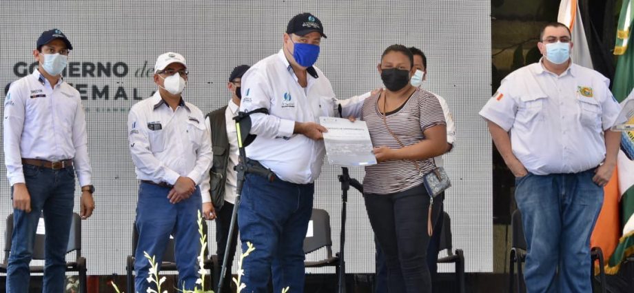 Gobierno brinda certeza jurídica a 150 familias de Sipacate, Escuintla