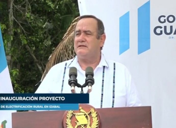 Presidente Giammattei encabeza inauguración del Proyecto de Electrificación Rural en Izabal